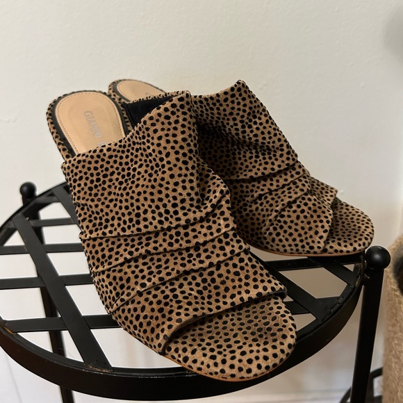 Gianni Bini Cheetah Print Heels 👠 - Picture 4 of 5